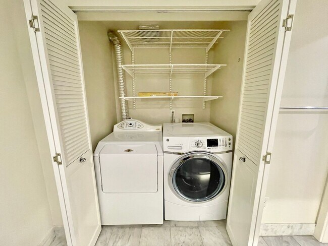 Building Photo - 1,600 sqft 2-Level SOMA 1BD+2 Bonus Rooms+ 1.5BA Loft! 2 Car Pkg! Laundry! Balcony! -PROGRESSIVE