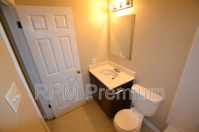 Building Photo - 2150 N Sherwood Forest Dr
