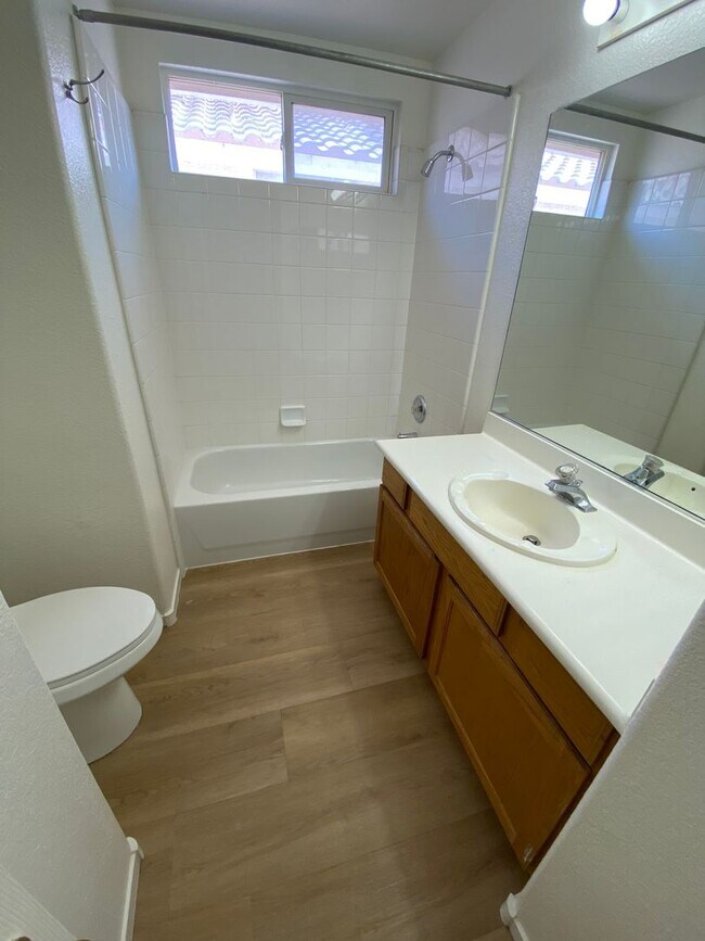 Building Photo - Great 4 bed/2.5 bath home located in the Southern area