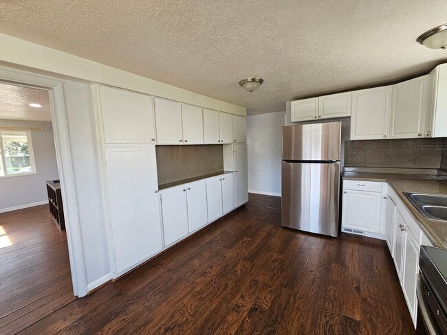 Building Photo - Beautiful 5 Bedroom home in Great Layton Location!