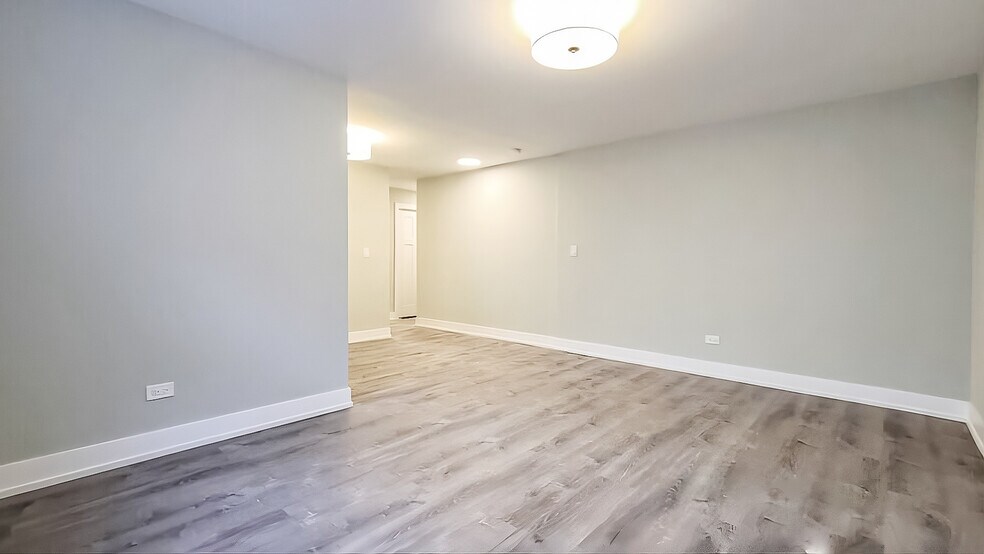 Building Photo - 454 W Barry Ave