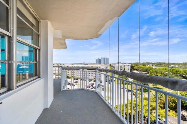 Building Photo - 18011 Biscayne Blvd