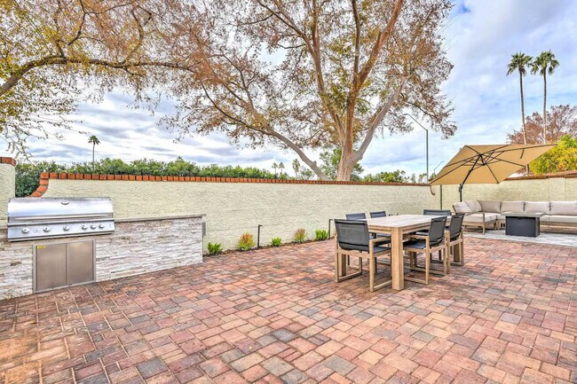 Building Photo - 7833 E Foxmore Ln