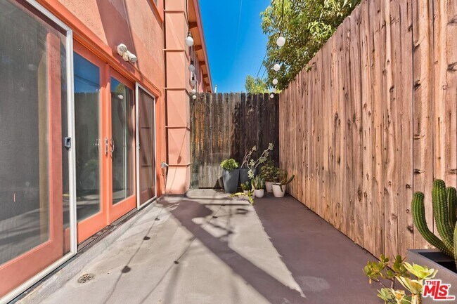 Building Photo - 1400 Hayworth Ave