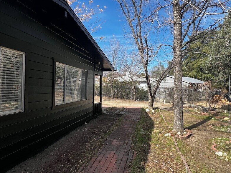 Building Photo - 367 Sirretta St