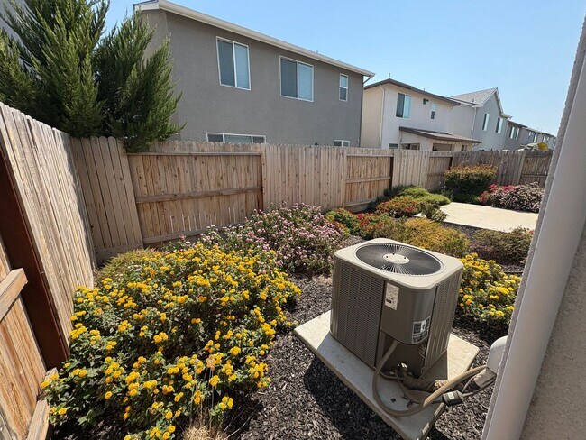 Building Photo - Two-story home in NW Visalia home Availabl...