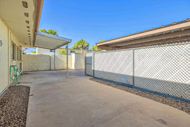 Building Photo - Scottsdale Townhome Now Available!