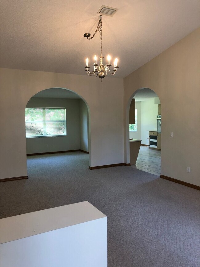 Building Photo - Large 3 Bedroom/2 Bathroom Single Family Home