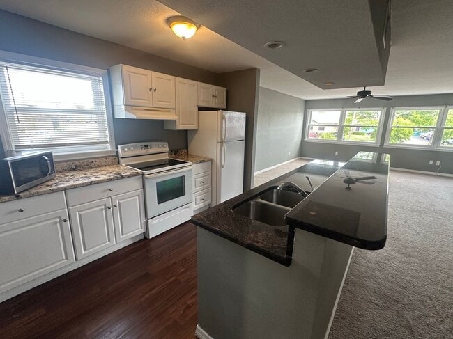 Building Photo - 1221 Court St