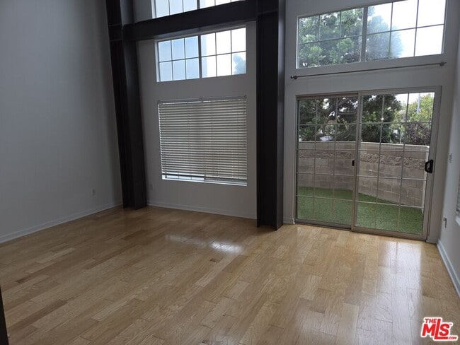Building Photo - 5350 Playa Vista Dr