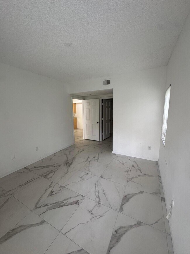 Building Photo - 10330 Fox Trail Rd S
