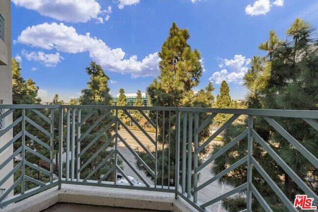 Building Photo - 5625 Crescent Park E