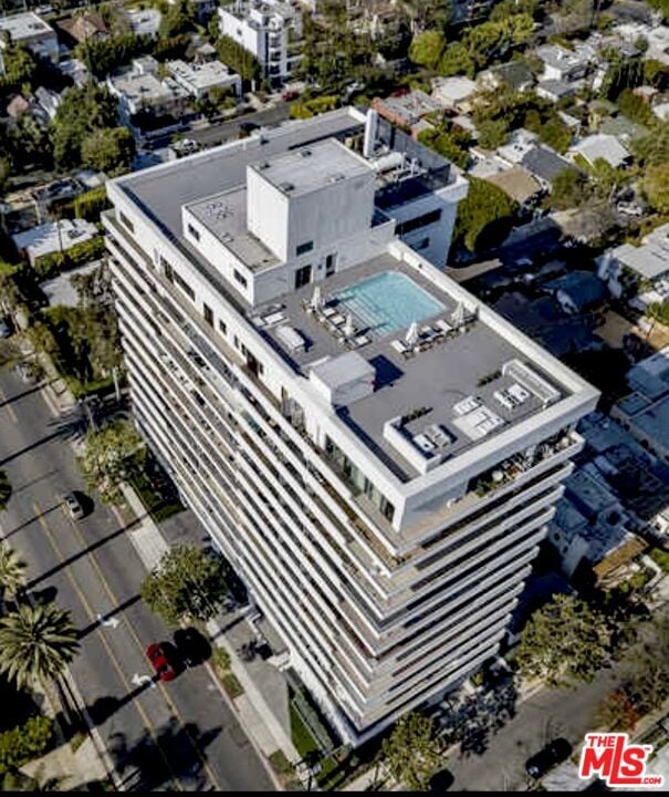 Building Photo - 838 N Doheny Dr