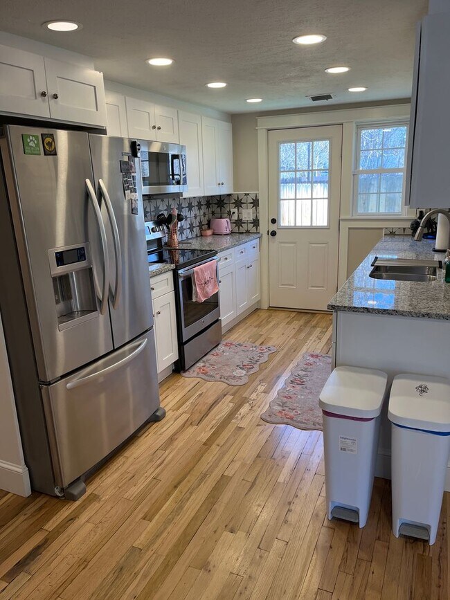 Building Photo - Cozy Cottage in Central Longmont