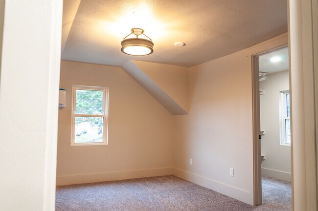 Building Photo - 3br/2bath Custom Remodeled Home Near Okemo