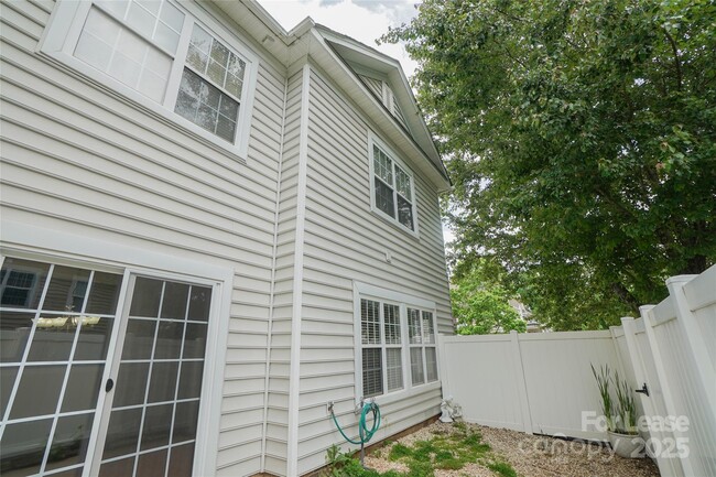 Building Photo - 15418 Jade St