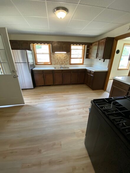 Kitchen - 589 Saratoga St