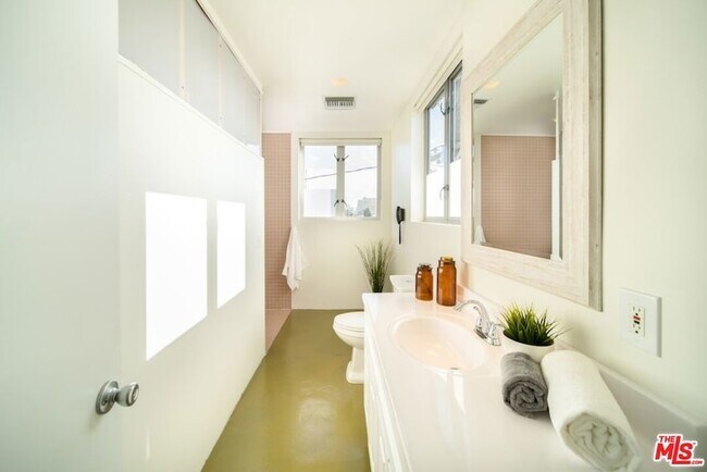 Building Photo - 46 Rose Ave