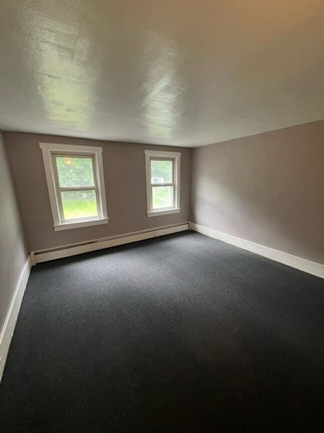 Building Photo - 2 Bedroom 1 Bath