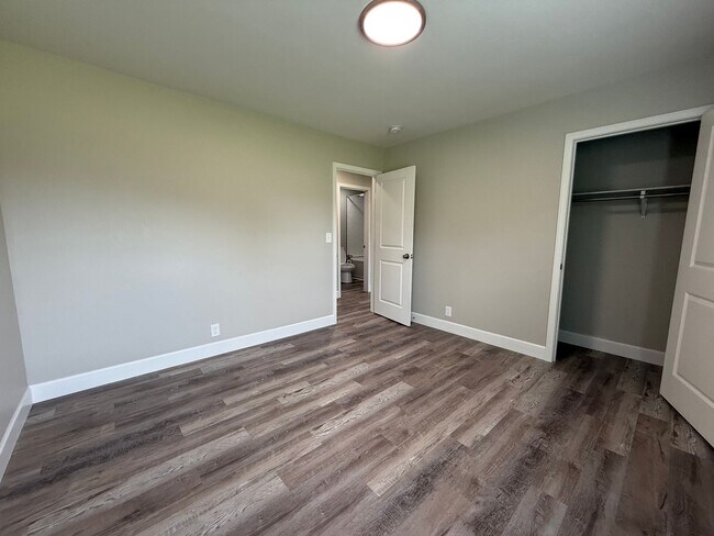 Building Photo - 845 Alley Dr