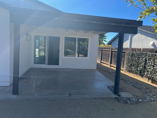 Building Photo - Newly renovated Beauty!