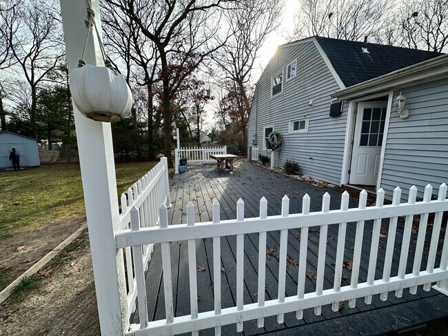 Building Photo - 125 Holbrook Rd
