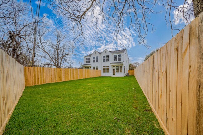 Building Photo - 918 St Clair St