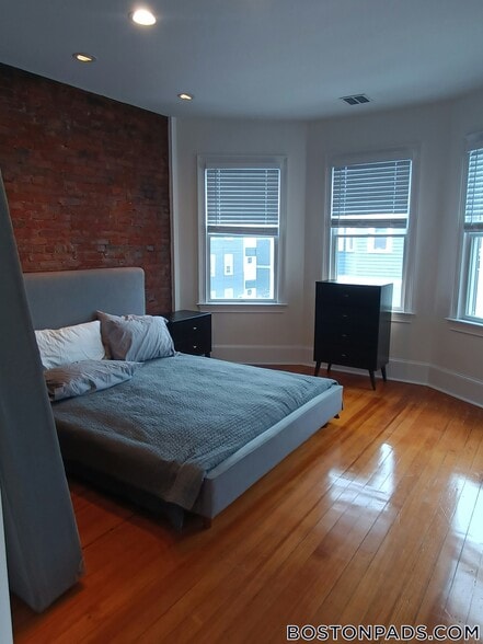 Building Photo - 467 E 8th St