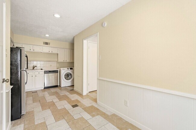 Building Photo - 496 N Post Oak Ln