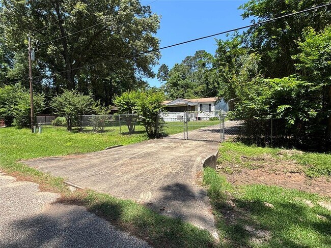 Building Photo - 133 Cherokee Ln