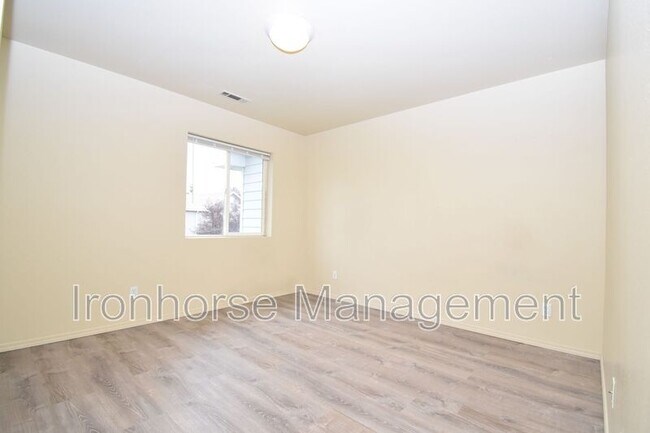 Building Photo - 509 Hunters Way