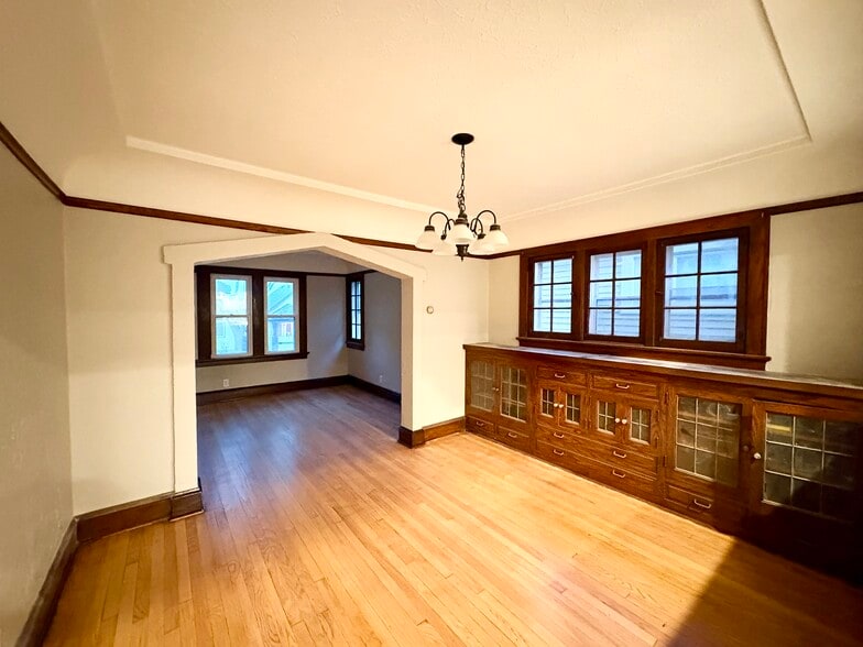 Building Photo - 861 S 75th St