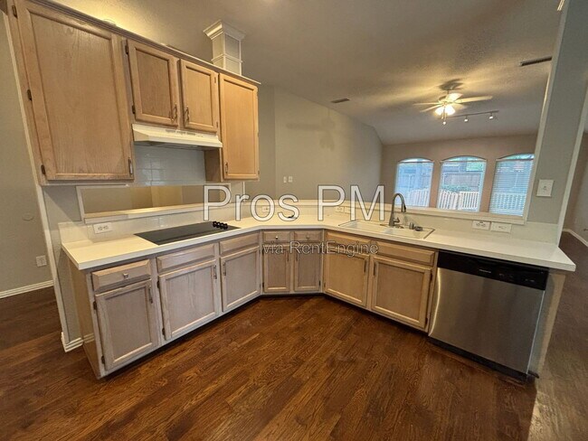 Building Photo - 2921 Meadow Glen Dr