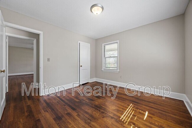 Building Photo - 1208 S 9th St