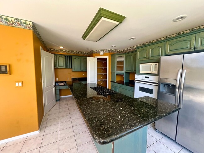 Building Photo - 5 Bedroom in Gated Birch Bay Community!