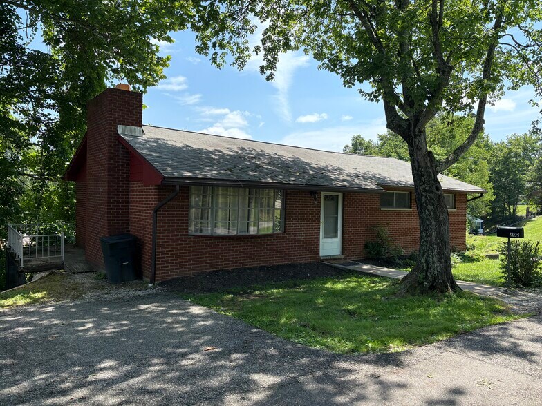 FRONT CORNER - 702 Pearl Dr