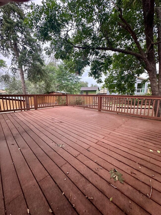 Building Photo - Updated Split-Level Gem | 5BD, 3BA | Large...