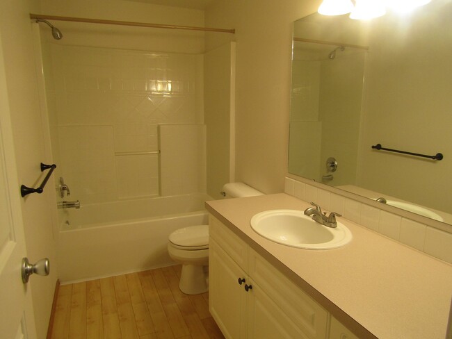 Building Photo - 2 Bed 2.5 Bath Townhouse with Lake access