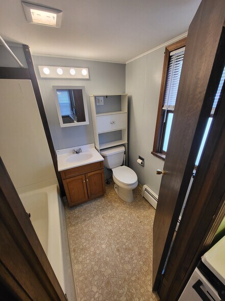 Bathroom - 318 United Ave