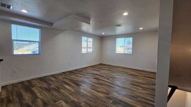 Building Photo - 211 W 43rd St