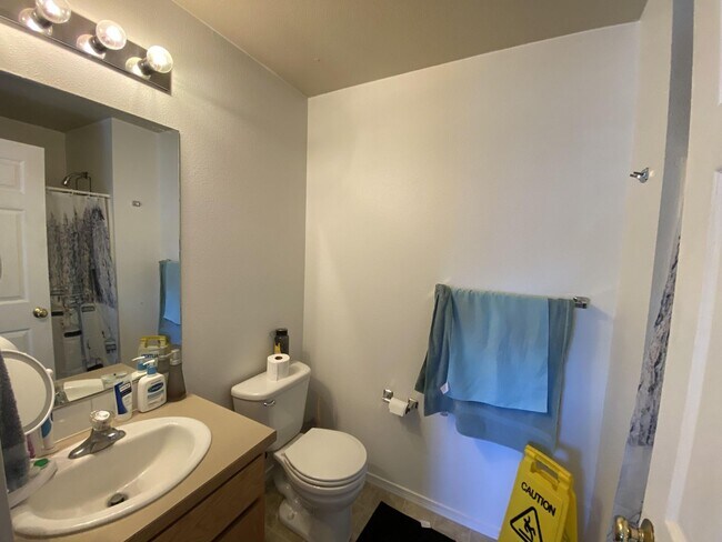 Building Photo - 857 N Garfield St