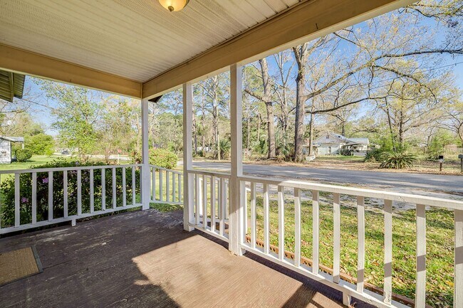 Building Photo - Spacious 3BR Home in Newington – Quiet Living with Room to Enjoy