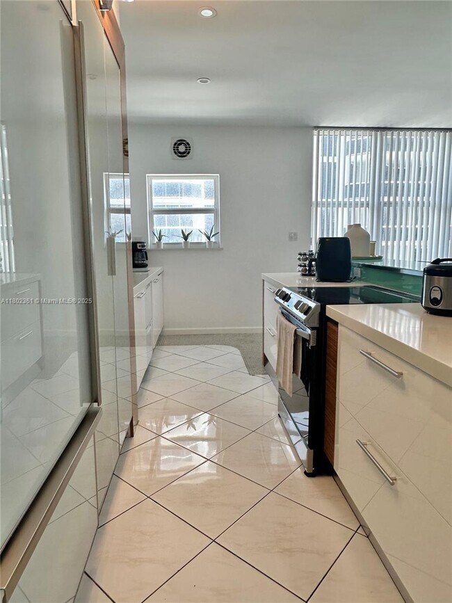 Building Photo - 4747 Collins Ave