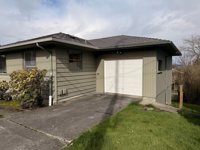 Building Photo - Spacious 5+bd/2.75 bath home on WWU bus route