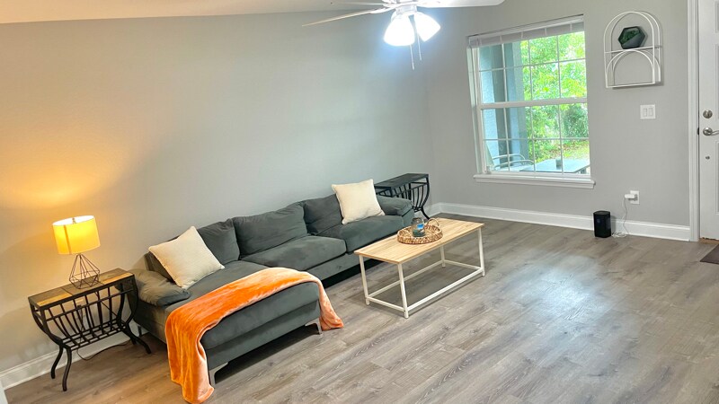 Building Photo - 1124 N Stella Ave