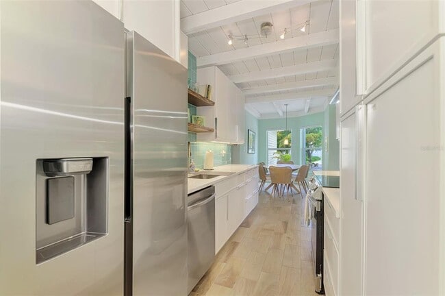 Building Photo - 5253 Avenida Del Mare