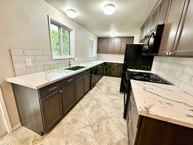 Building Photo - Beautiful Milwaukie 3 Bedroom