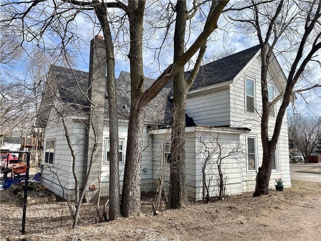 Building Photo - Single family home!! 4 bed 1 bath availabl...