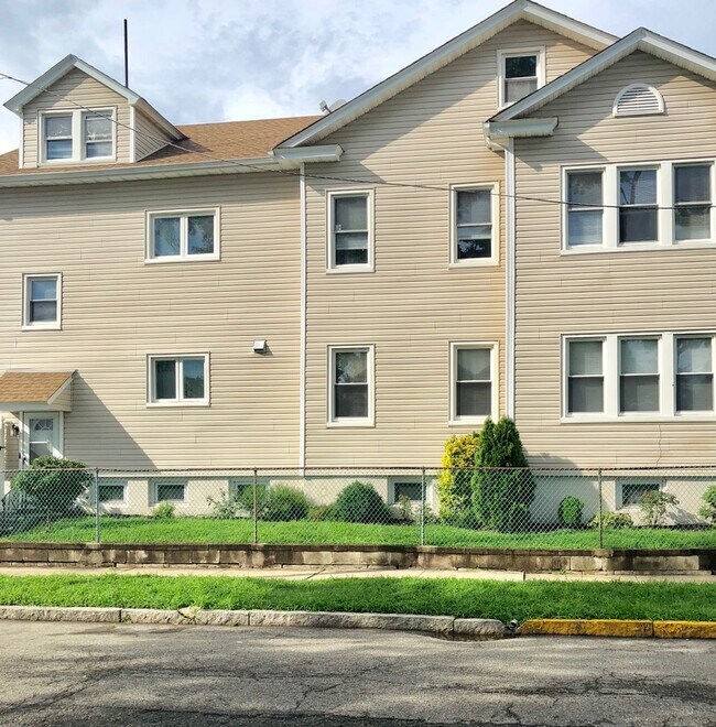 Building Photo - 227 N 15th St