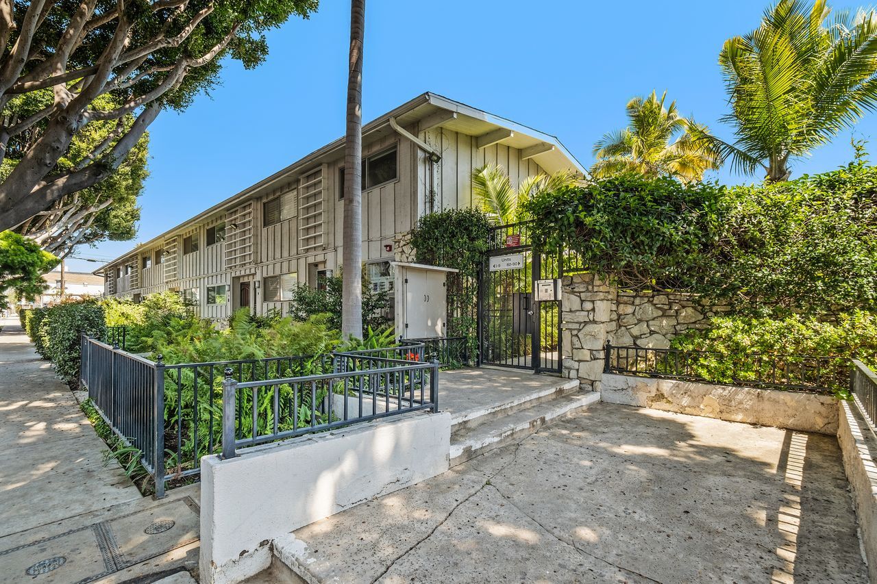 Front entrance - 4040 Grand View Blvd